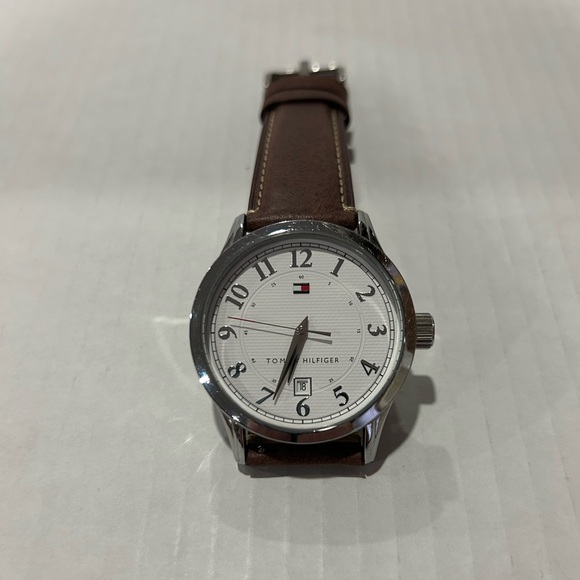 LIKE NEW!! Tommy Hilfiger
- Model: TH.142.25.1014 - Picture 4 of 7